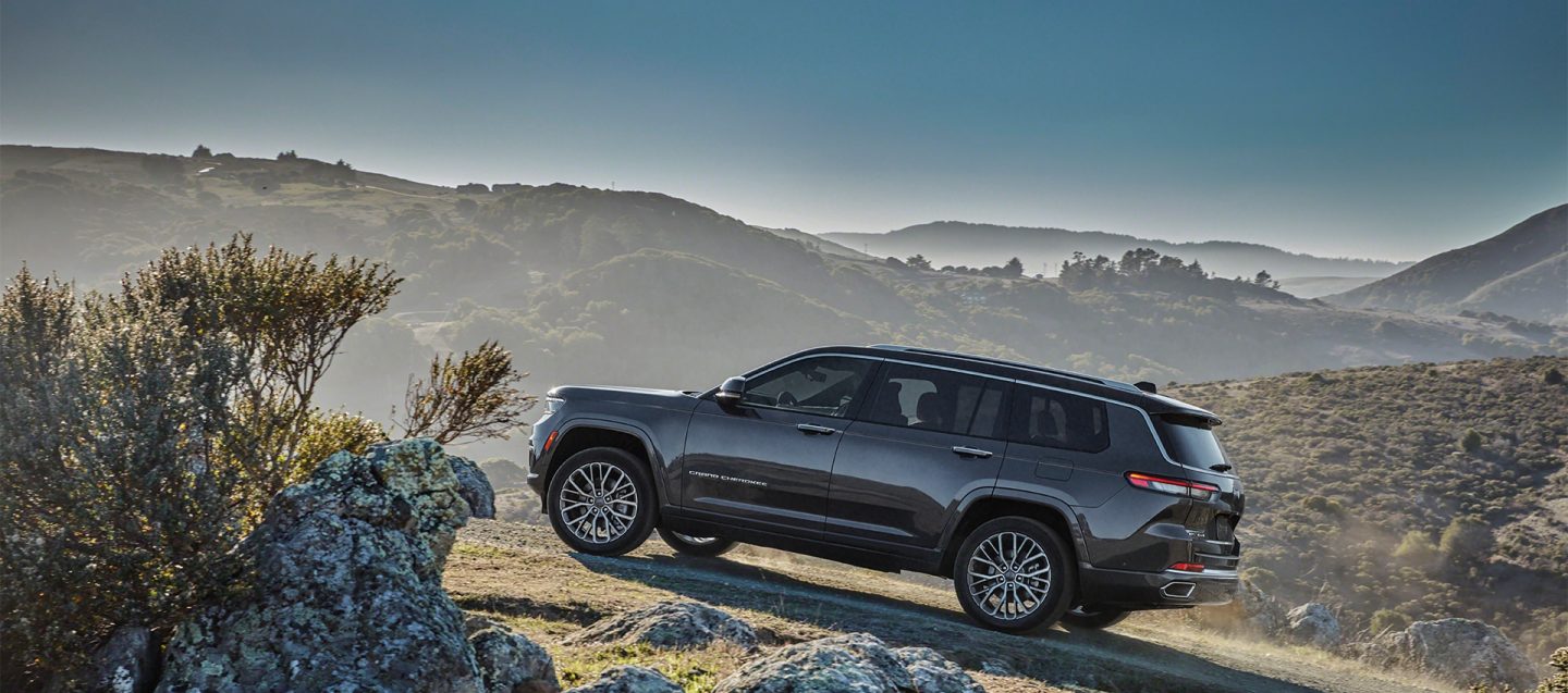 2021 Grand Cherokee side view.